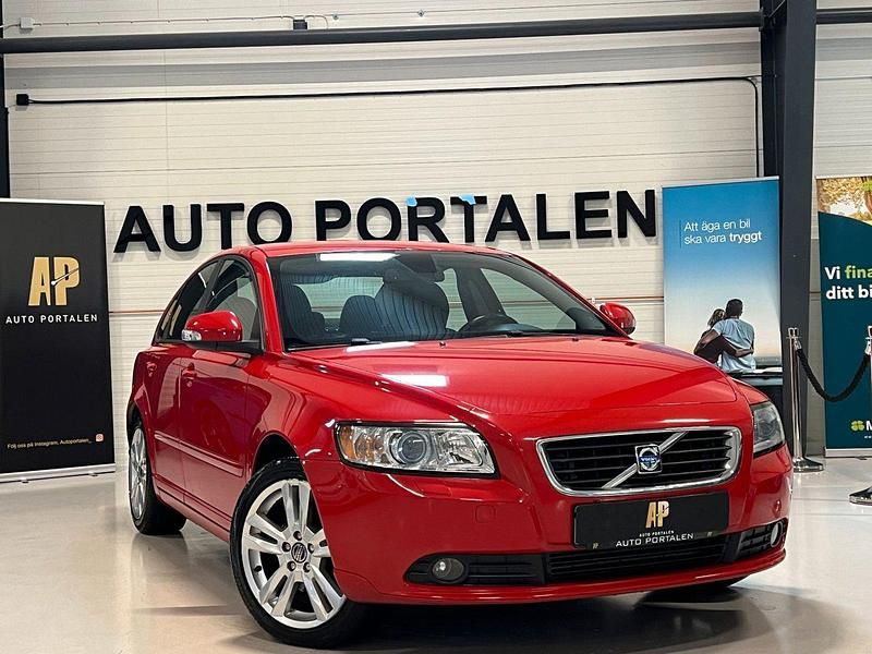 Röd Begagnad 2009 Volvo S40 Momentum Sedan | 39 900 kr (Marknadspris) - Bild 1/4