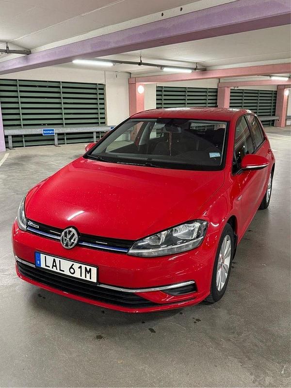Röd Begagnad 2019 VW Golf VII Halvkombi | 144 900 kr (Marknadspris) - Bild 1/4
