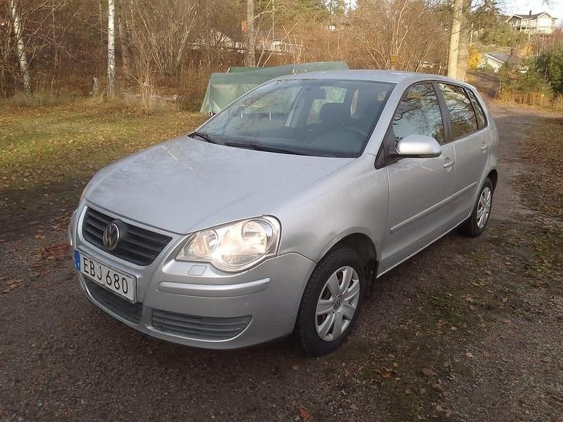 Silver Begagnad 2006 VW Polo Comfortline Halvkombi | 24 900 kr (Marknadspris) - Bild 1/4