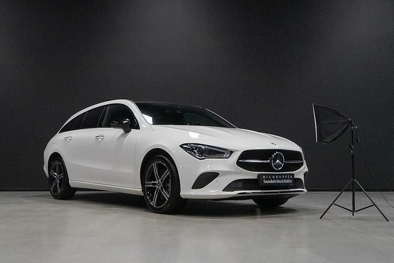Vit Begagnad 2021 Mercedes CLA250e Sedan | 309 000 kr (Marknadspris) - Bild 1/4