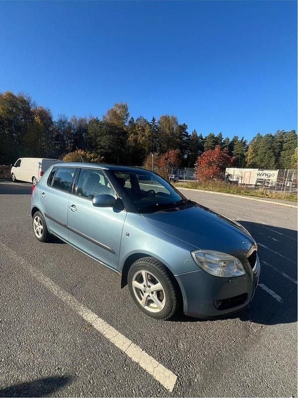 Grå Begagnad 2008 Skoda Fabia Ambiente Halvkombi | 25 000 kr (Bra pris) - Bild 1/4