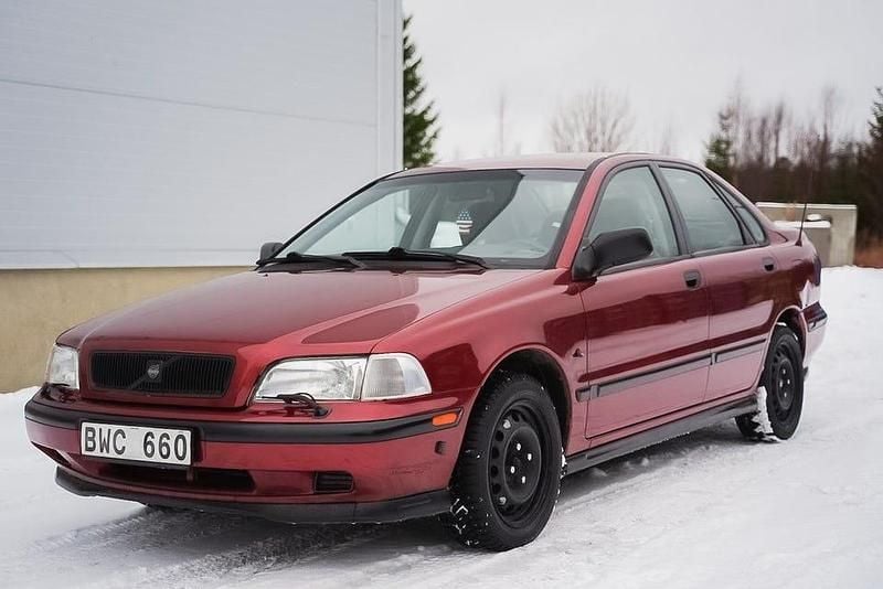 Mörkröd Begagnad 1998 Volvo S40 Sedan | 34 900 kr (Marknadspris) - Bild 1/4