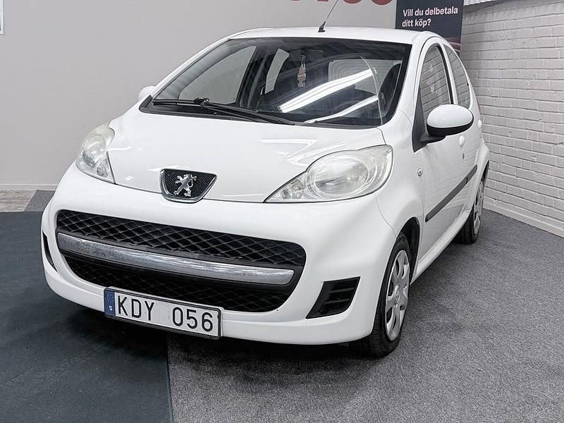 Vit Begagnad 2009 Peugeot 107 Halvkombi | 22 000 kr (Lite dyr) - Bild 1/4