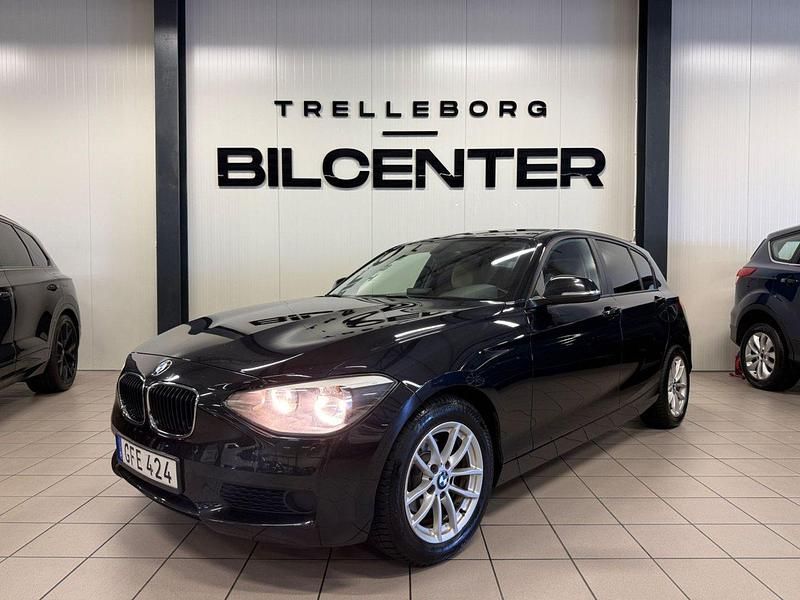 Svart Begagnad 2012 BMW 116 Halvkombi | 99 900 kr (Marknadspris) - Bild 1/4