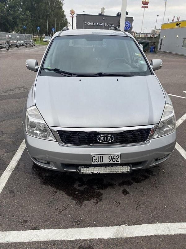 Silver Begagnad 2011 Kia Carnival 4 Minibuss | 85 000 kr - Bild 1/4