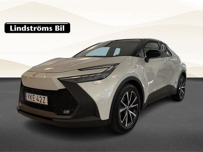 Vit Begagnad 2024 Toyota C-HR Style SUV | 369 900 kr (Marknadspris) - Bild 1/3