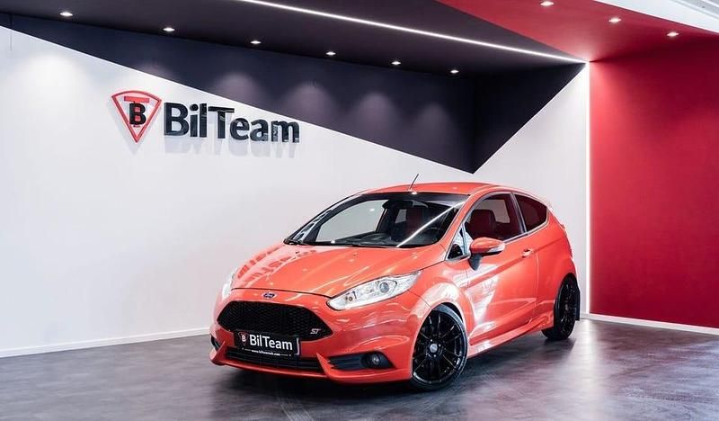 Begagnad Ford Fiesta ST 183 HK (134 kW) 2013 Orange Halvkombi