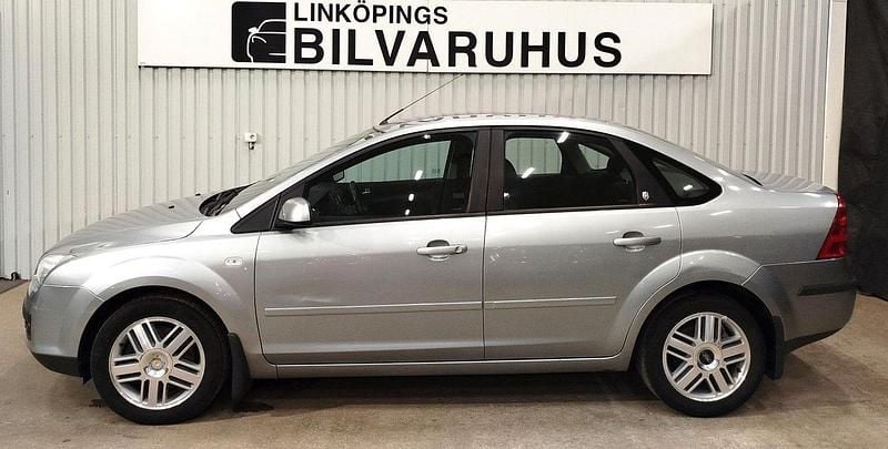 Silver Begagnad 2005 Ford Focus Sedan | 49 900 kr - Bild 1/4