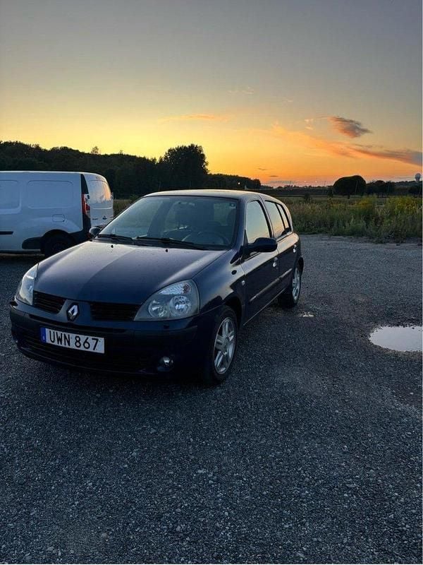 Blå Begagnad 2004 Renault Clio II Halvkombi | 20 000 kr (Marknadspris) - Bild 1/4
