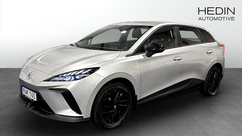 Grå (grey) Begagnad 2023 MG MG4 EV Halvkombi | 259 900 kr (Marknadspris) - Bild 1/4