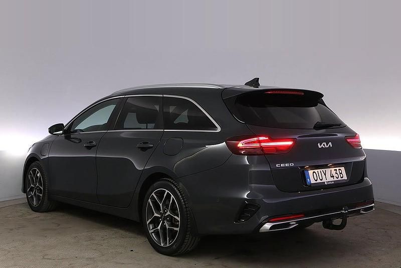 Begagnad Kia Ceed Advance 141 HK (103 kW) 2023 Grå Halvkombi