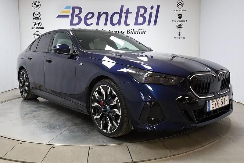 Tanzanite blå Begagnad 2023 BMW 550e Comfort Edition Sedan | 839 500 kr (Dyr) - Bild 1/3
