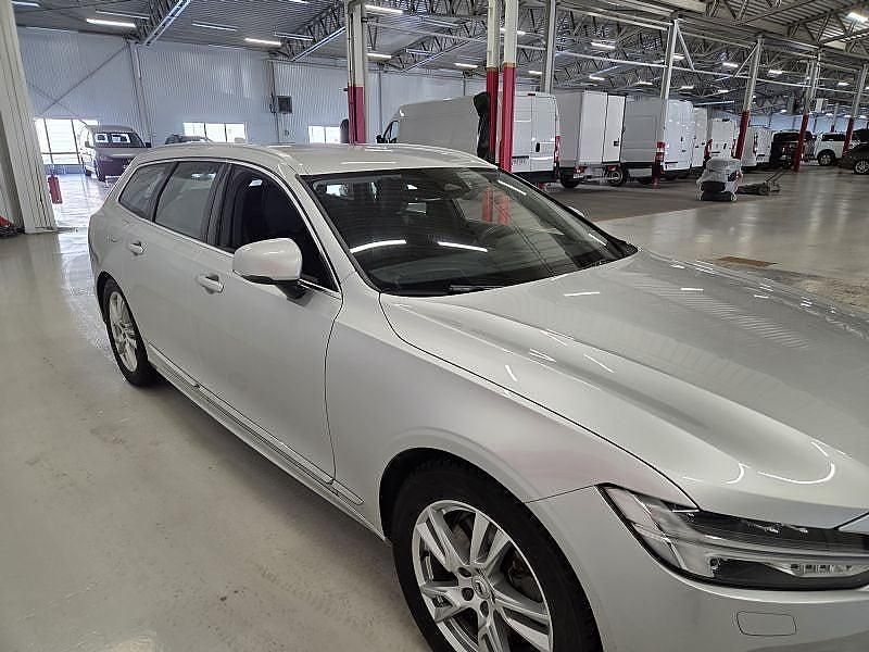 Begagnad Volvo V90 Momentum 253 HK (186 kW) 2022 Silver Kombi
