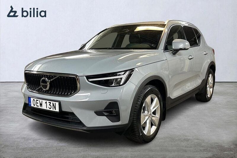 Grå Begagnad 2024 Volvo XC40 Core SUV | 349 900 kr (Bra pris) - Bild 1/3