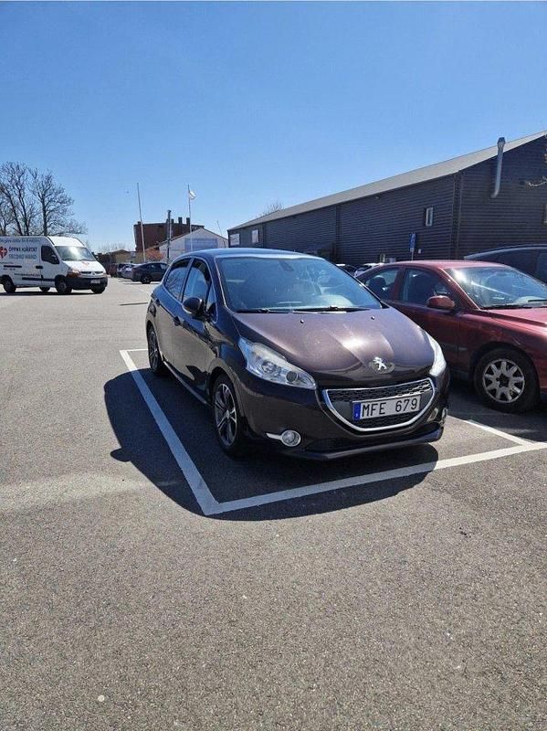 Brun Begagnad 2012 Peugeot 208 Halvkombi | 45 000 kr (Lite dyr) - Bild 1/2
