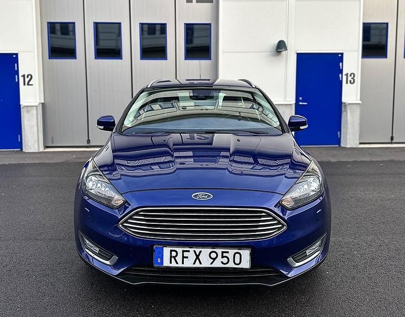 Blå Begagnad 2016 Ford Focus Titanium Kombi | 64 500 kr (Marknadspris) - Bild 1/4