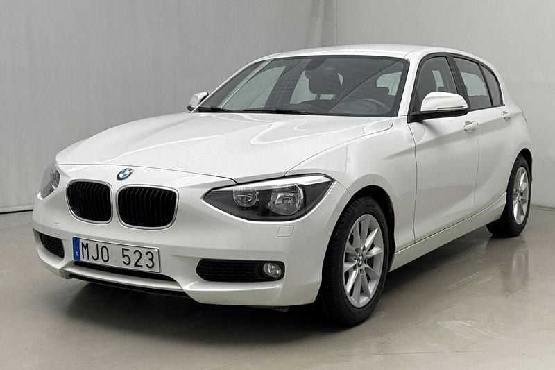 Vit Begagnad 2013 BMW 118 Halvkombi | 91 000 kr (Superpris) - Bild 1/4