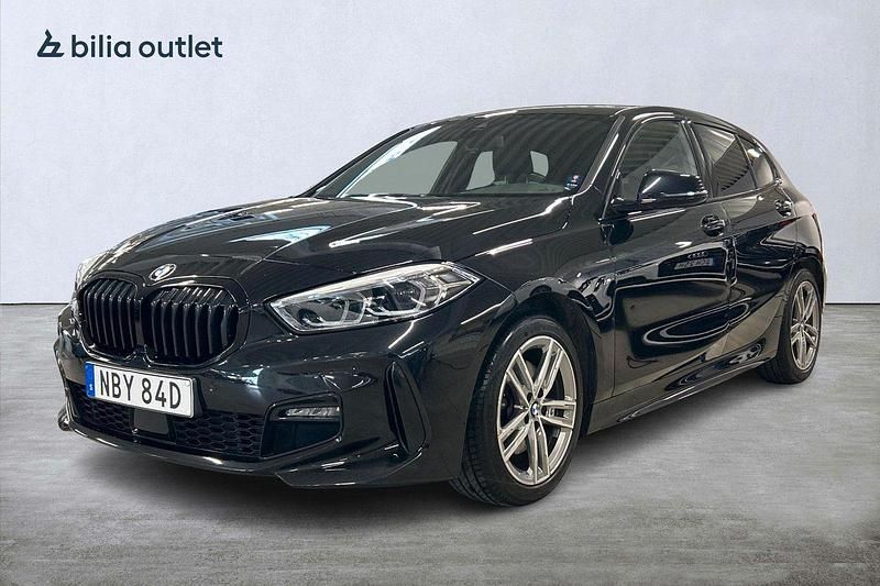 Svart Begagnad 2021 BMW 118 M Sport Halvkombi | 269 900 kr (Lite dyr) - Bild 1/3