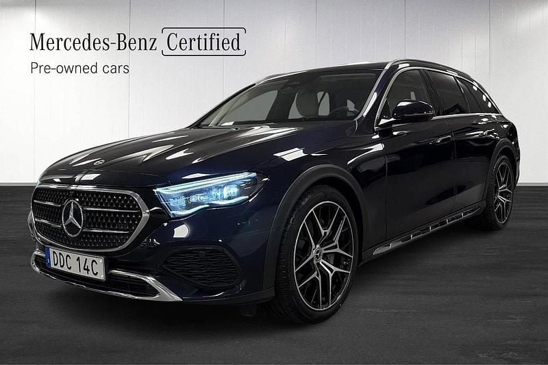 Mörkblå (blå) Begagnad 2024 Mercedes E300 Avantgarde Kombi | 719 000 kr (Marknadspris) - Bild 1/4