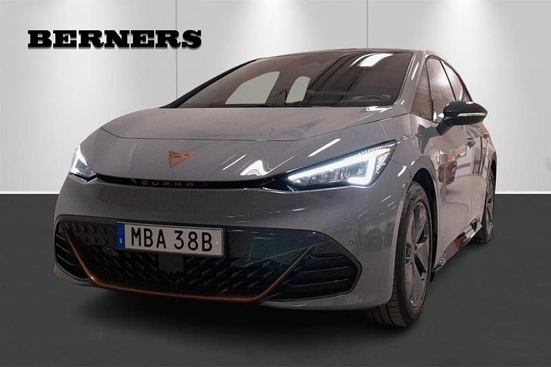 Ljusgrå (grå) Begagnad 2023 Cupra Born Halvkombi | 279 900 kr (Lite dyr) - Bild 1/4