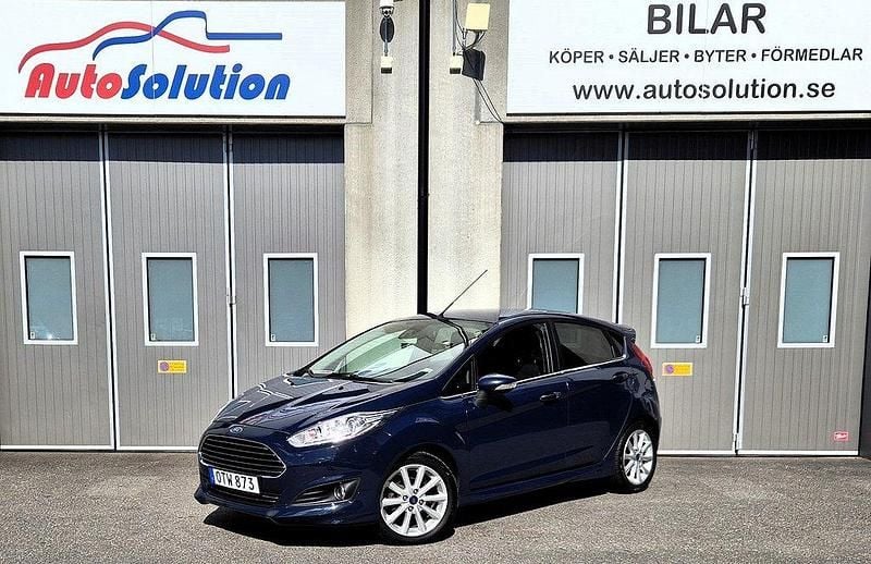 Blå Begagnad 2015 Ford Fiesta Titanium Halvkombi | 59 900 kr (Marknadspris) - Bild 1/4