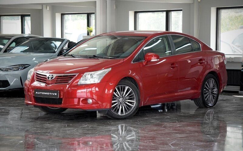Mörkröd (röd) Begagnad 2010 Toyota Avensis Multidrive S Sedan | 99 900 kr (Lite dyr) - Bild 1/4