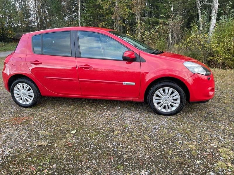 Röd Begagnad 2012 Renault Clio R.S. Halvkombi | 44 000 kr (Marknadspris) - Bild 1/4