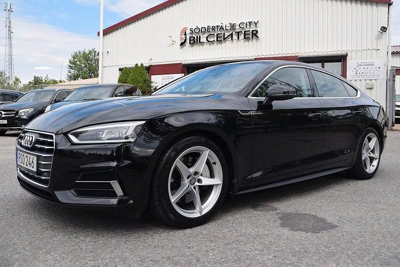 Svart (svart met) Begagnad 2019 Audi A5 Sportback Proline Halvkombi | 269 900 kr (Marknadspris) - Bild 1/4