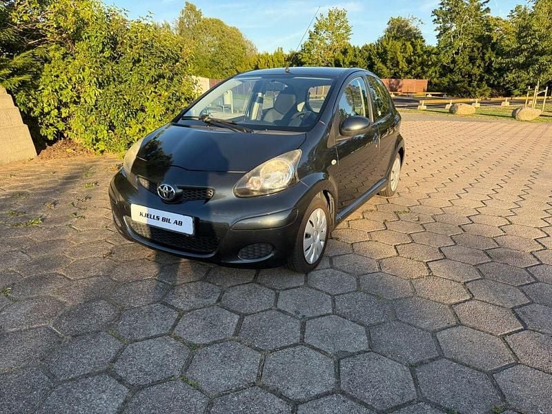 Mörkgrå Begagnad 2009 Toyota Aygo Halvkombi | 37 800 kr (Marknadspris) - Bild 1/4