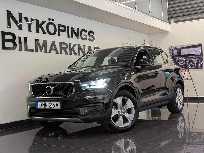 Svart Begagnad 2020 Volvo XC40 Momentum SUV | 274 900 kr (Marknadspris) - Bild 1/4