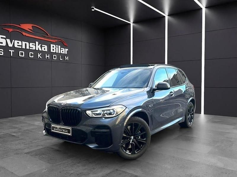 Grå Begagnad 2021 BMW X5 M Sport SUV | 699 900 kr (Dyr) - Bild 1/4