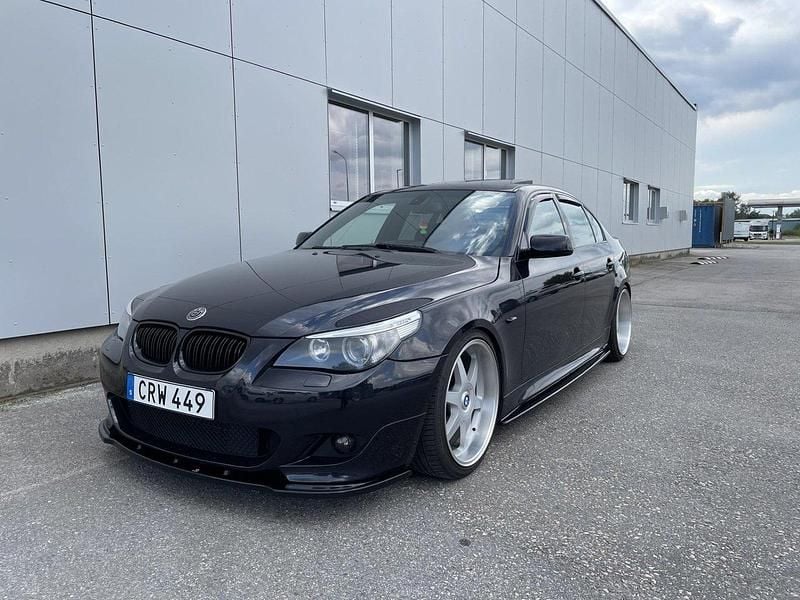 Svart Begagnad 2006 BMW 550 Sedan | 135 000 kr - Bild 1/4