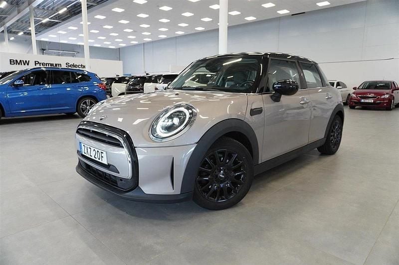 Grå (rooftop grey) Begagnad 2022 Mini Cooper Halvkombi | 224 500 kr (Marknadspris) - Bild 1/4