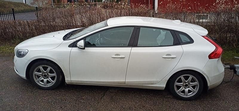 Begagnad 2017 Volvo V40 Halvkombi | 124 000 kr (Bra pris) - Bild 1/4