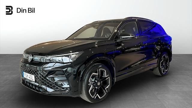 Svart (grenadilla black metallic) Ny 2025 VW Tiguan R-line SUV | 569 900 kr (Superpris) - Bild 1/4