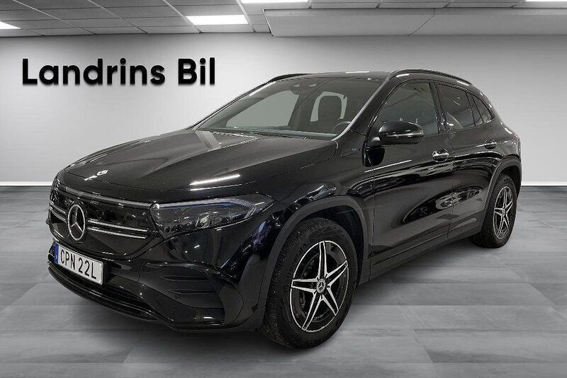 Svart (nattsvart) Begagnad 2022 Mercedes EQA300 AMG line SUV | 419 900 kr (Bra pris) - Bild 1/4
