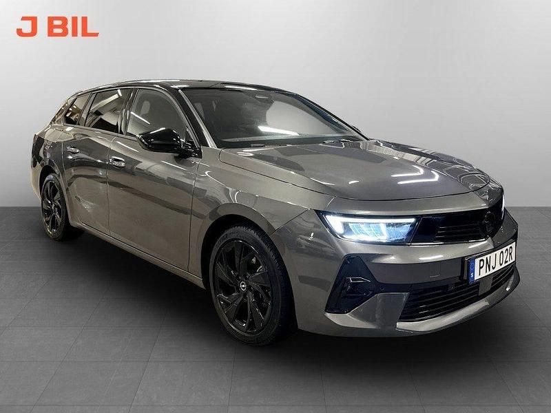 Grå Begagnad 2024 Opel Astra Kombi | 239 900 kr (Marknadspris) - Bild 1/4