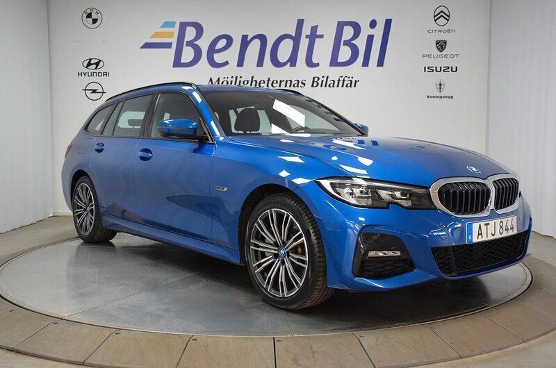 Blå Begagnad 2022 BMW 330e M Sport Kombi | 374 500 kr (Marknadspris) - Bild 1/3