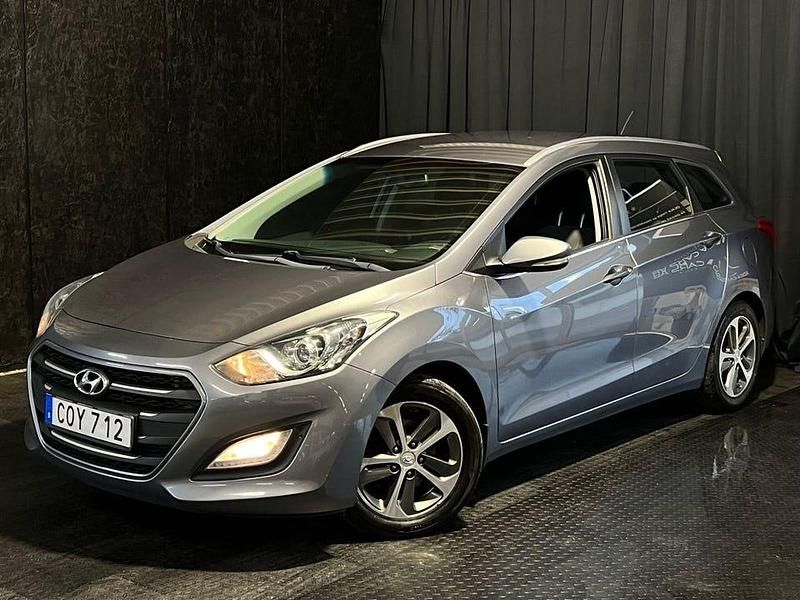 Grå (grå metallic) Begagnad 2015 Hyundai i30 Kombi | 89 500 kr (Marknadspris) - Bild 1/4