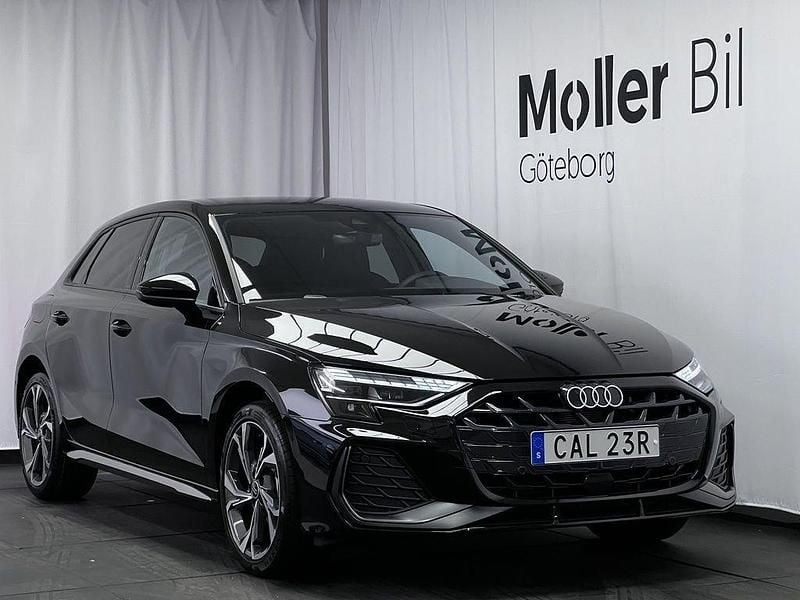Svart (mytsvart metallic) Begagnad 2025 Audi A3 Sportback S-Line Halvkombi | 329 900 kr (Lite dyr) - Bild 1/4