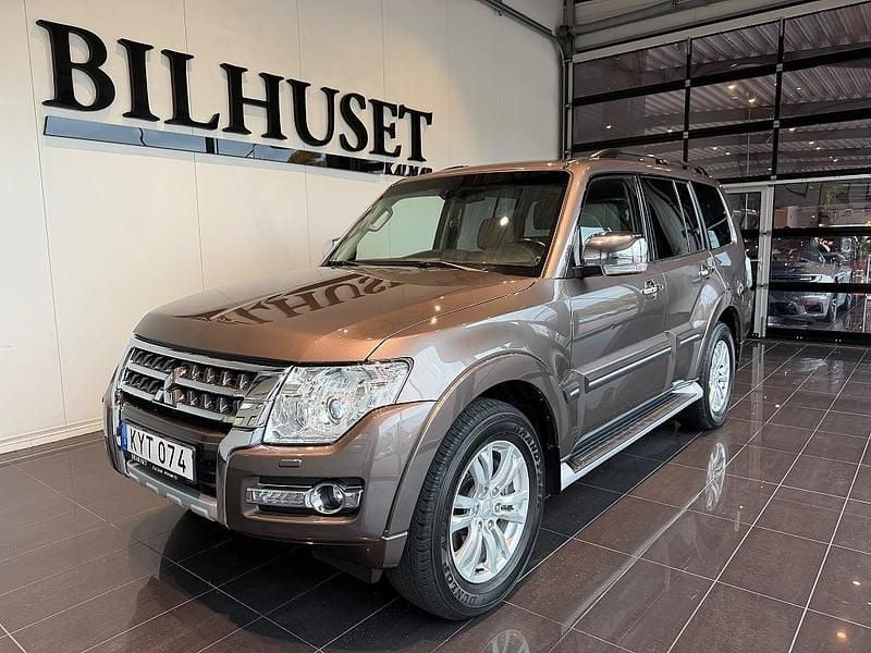 Brun Begagnad 2015 Mitsubishi Pajero SUV | 359 900 kr - Bild 1/4