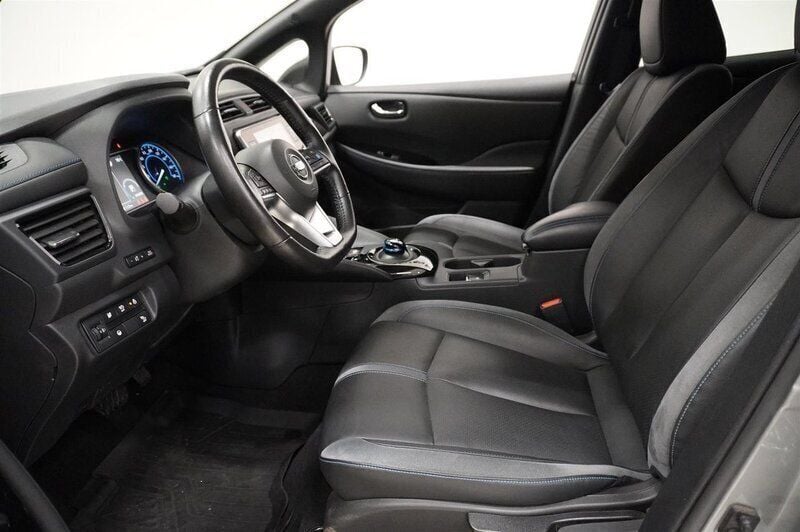 Begagnad Nissan Leaf Tekna 160 kW (218 HK) 2021 Grå/silver Halvkombi