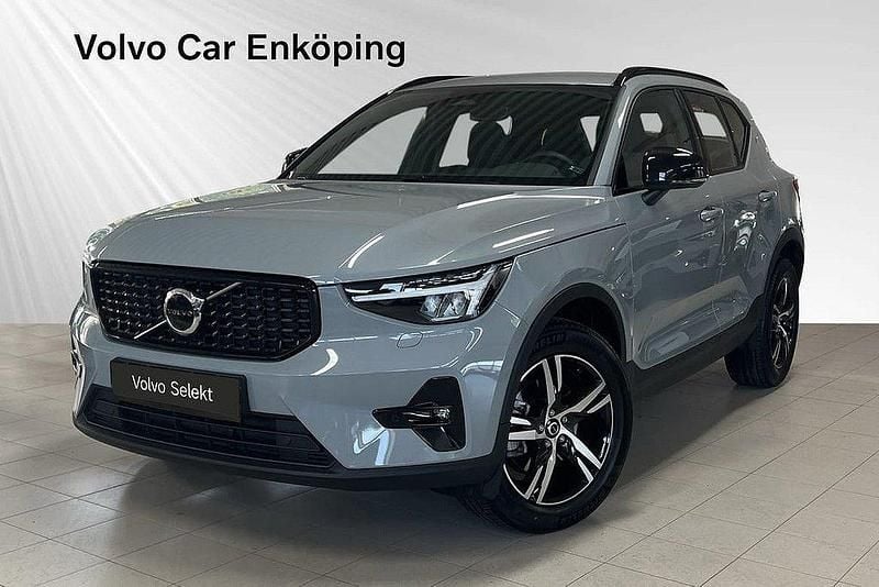 Grå Begagnad 2024 Volvo XC40 Plus SUV | 399 900 kr (Marknadspris) - Bild 1/3
