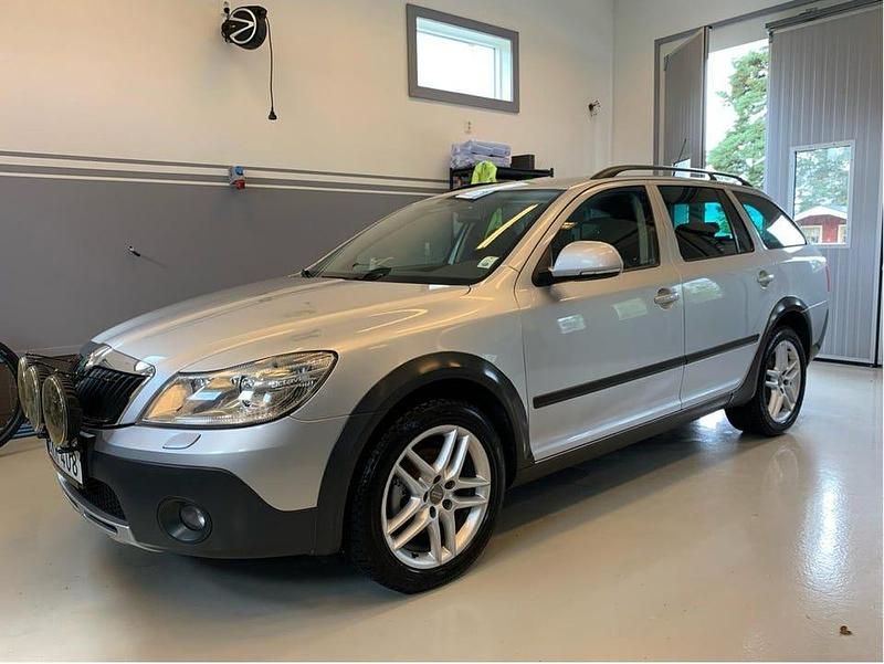 Begagnad 2012 Skoda Octavia Scout Kombi | 87 000 kr (Lite dyr) - Bild 1/4