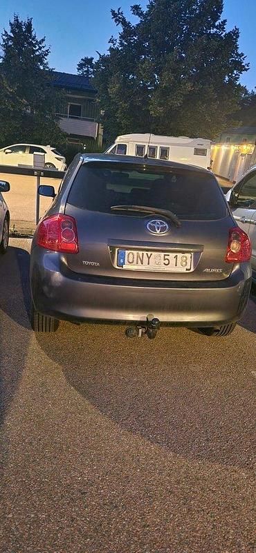Grå Begagnad 2008 Toyota Auris Halvkombi | 42 000 kr (Bra pris) - Bild 1/4