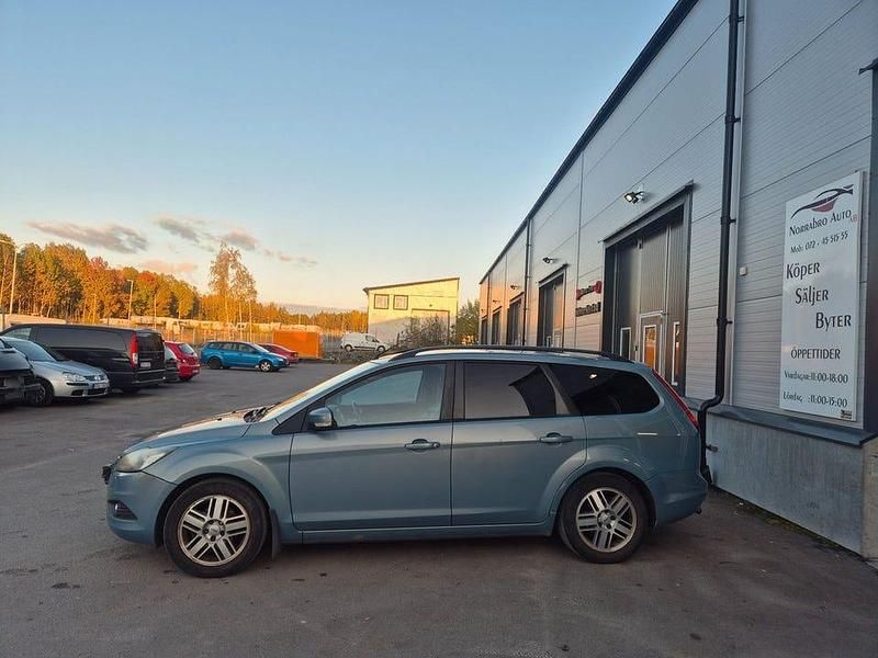 Begagnad Ford Focus Titanium 125 HK (91 kW) 2010 Grå Kombi
