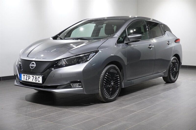 Grå Begagnad 2023 Nissan Leaf 360º Halvkombi | 208 800 kr (Bra pris) - Bild 1/4