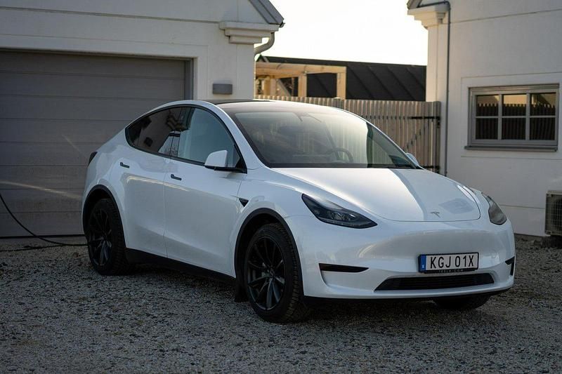 Vit Begagnad 2023 Tesla Model Y Standard Range SUV | 375 000 kr - Bild 1/4