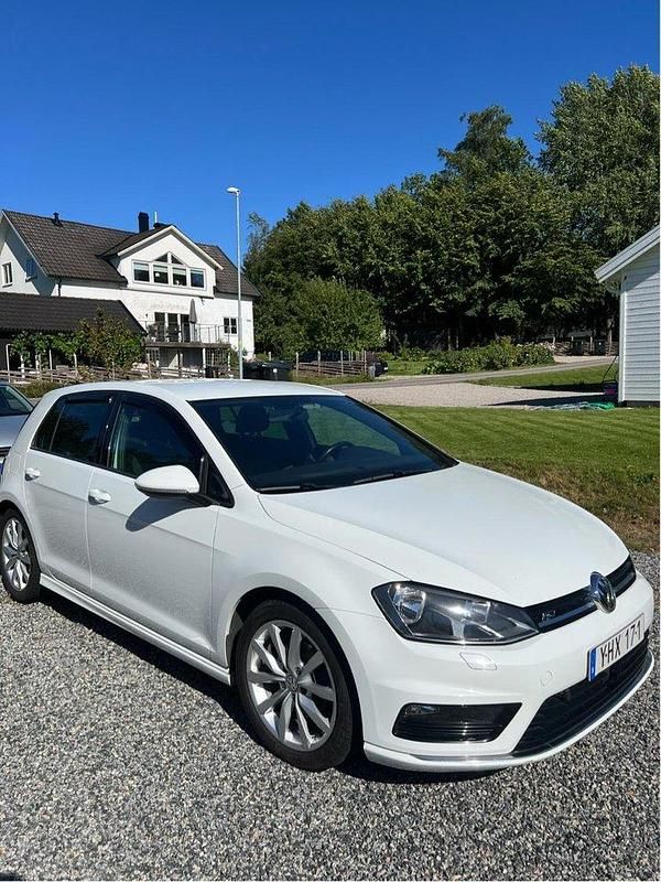 Vit Begagnad 2017 VW Golf VII GT Halvkombi | 139 900 kr (Marknadspris) - Bild 1/4