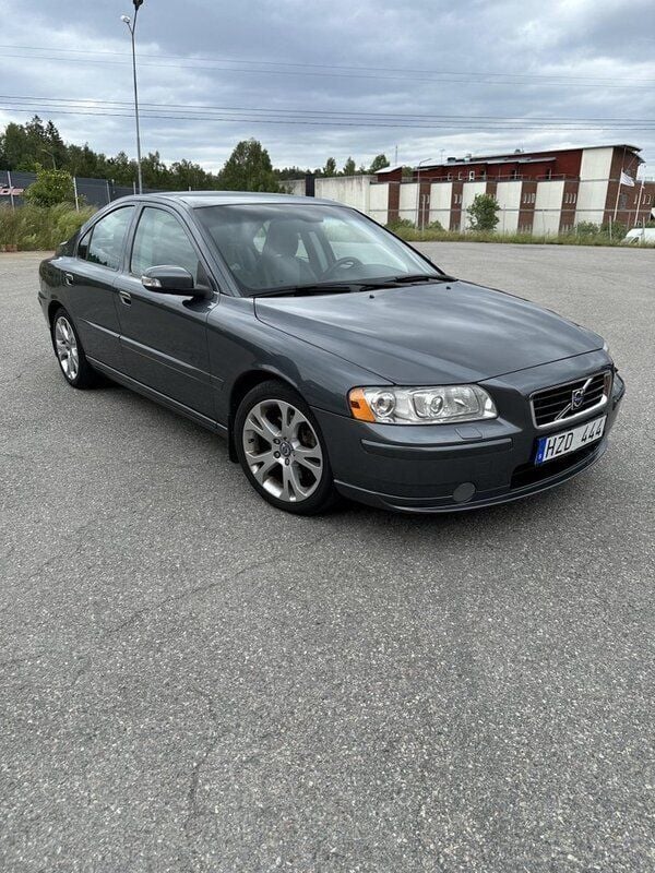 Grå Begagnad 2009 Volvo S60 Sedan | 65 000 kr (Lite dyr) - Bild 1/4